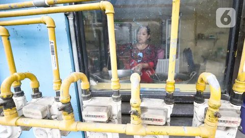 Pekerja menata tabung gas elpiji 3 kg untuk dijual kembali di kawasan Jakarta, Rabu (4/1/2023). Tahun 2023, pembelian elpiji 3 kg akan diperketat dengan menggunakan KTP. (Liputan6.com/Angga Y