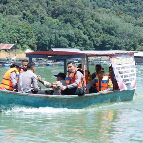 Kawal Pilkada Damai, Kapolres Kampar Datangi Desa Terpencil yang Warganya Tak Bisa Baca Tulis