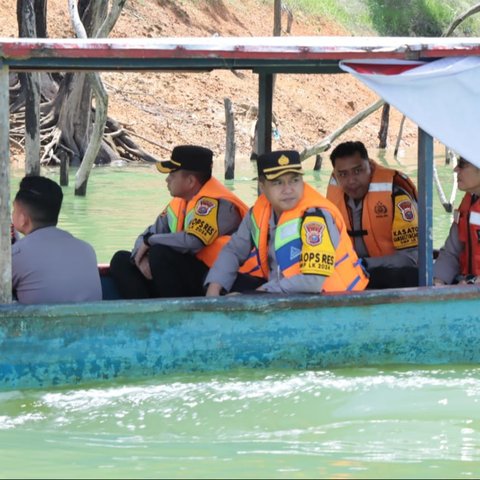 Kawal Pilkada Damai, Kapolres Kampar Datangi Desa Terpencil yang Warganya Tak Bisa Baca Tulis