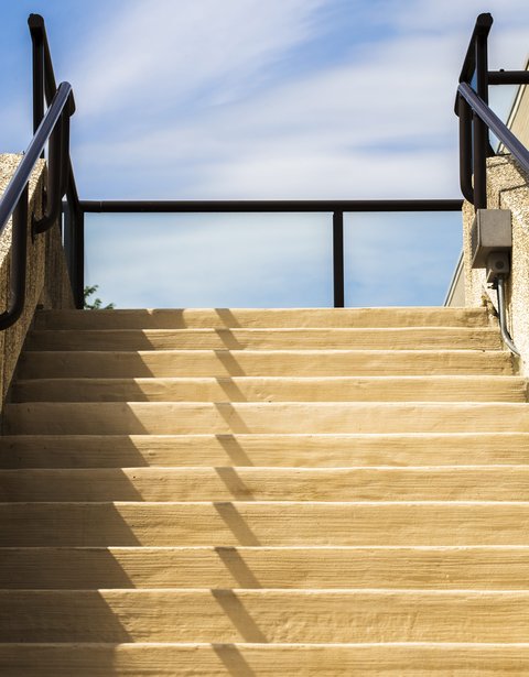 Tangga Teras Unik dari Kayu