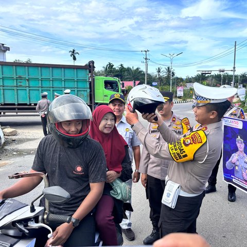 Cooling System Pilkada Damai, Polres Rohul Bagikan Helm Gratis