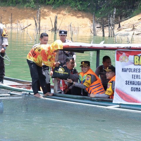 Bagikan Bansos, Polres Kampar Gelar Minggu Kasih Demi Wujudkan Pilkada Damai