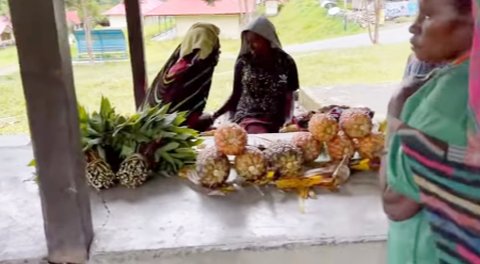 Mamak-mamak Papua Penjual Sayuran Semringah Dagangannya Diborong Prajurit Kopassus