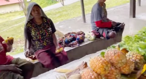 Mamak-mamak Papua Penjual Sayuran Semringah Dagangann