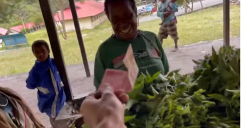 Mamak-mamak Papua Penjual Sayuran Semringah Dagangannya Diborong Prajurit Kopassus