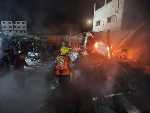 FOTO: Biadab! Israel Kembali Serang Tenda Pengungsian di Jalur Gaza, Sejumlah Korban Tewas Terpanggang