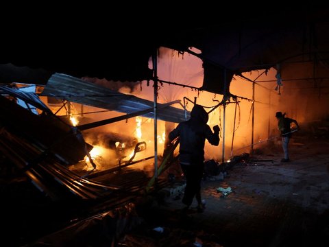 FOTO: Biadab! Israel Kembali Serang Tenda Pengungsian di Jalur Gaza, Sejumlah Korban Tewas Terpanggang