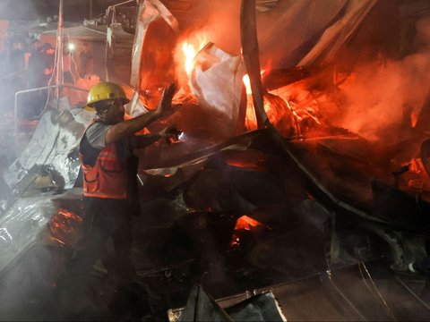 FOTO: Biadab! Israel Kembali Serang Tenda Pengungsian di Jalur Gaza, Sejumlah Korban Tewas Terpanggang