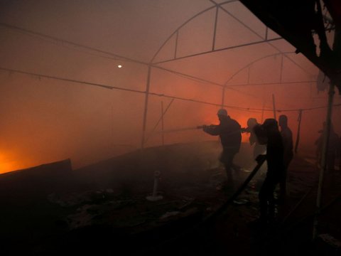 FOTO: Biadab! Israel Kembali Serang Tenda Pengungsian di Jalur Gaza, Sejumlah Korban Tewas Terpanggang