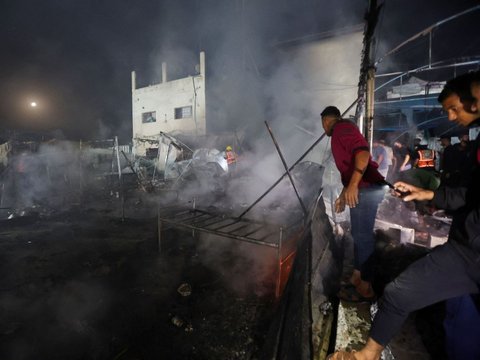 FOTO: Biadab! Israel Kembali Serang Tenda Pengungsian di Jalur Gaza, Sejumlah Korban Tewas Terpanggang