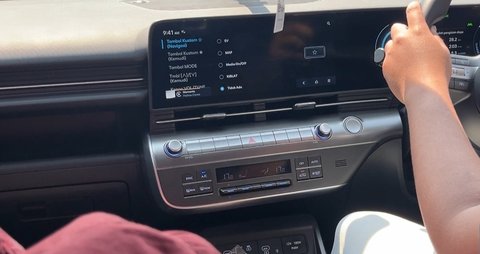 Panel dilengkapi dengan tombol fisik yang merupakan salah satu keunggulan dari All New Hyundai Kona Electric.