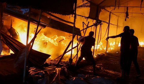 <b>FOTO: Biadab! Israel Kembali Serang Tenda Pengungsian di Jalur Gaza, Sejumlah Korban Tewas Terpanggang</b>