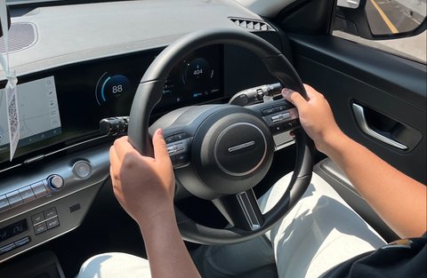 Penampilan saat mengemudikan All New Hyundai Kona Electric.