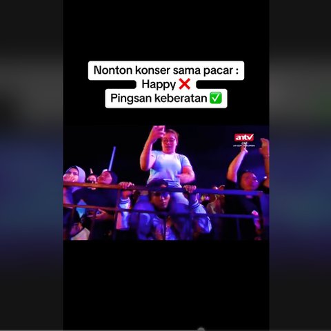 Nonton Konser Gendong Pacar di Pundak, Pria ini Tak Kuat Tiba-Tiba Jatuh Pingsan
