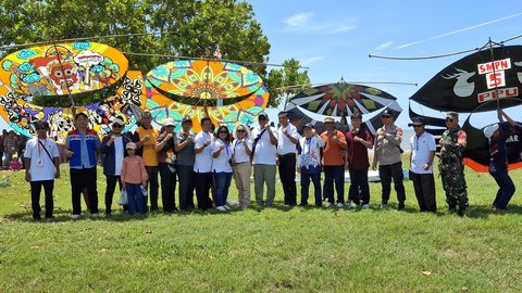 Dukung Olahraga Rakyat, Pj Bupati Penajam Paser Utara Buka Kite Festival 2024 di Pantai Corong