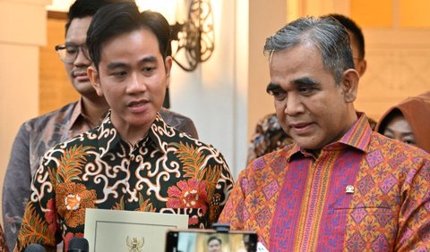 <b>FOTO: Ekspresi Gibran Bertemu Pimpinan MPR, Terima Undangan Pelantikan 20 Oktober</b>