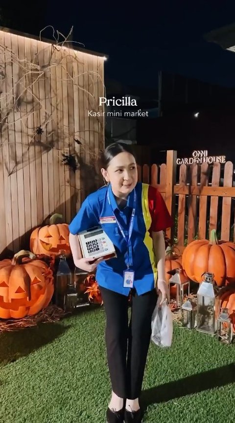 Rayakan Halloween, 7 Potret Agatha Pricilla Jadi Mbak-Mbak Mini Market - Sivia Azizah Jadi Daging Halal