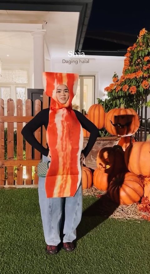Rayakan Halloween, 7 Potret Agatha Pricilla Jadi Mbak-Mbak Mini Market - Sivia Azizah Jadi Daging Halal