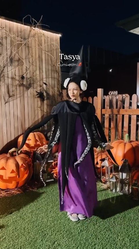 Rayakan Halloween, 7 Potret Agatha Pricilla Jadi Mbak-Mbak Mini Market - Sivia Azizah Jadi Daging Halal