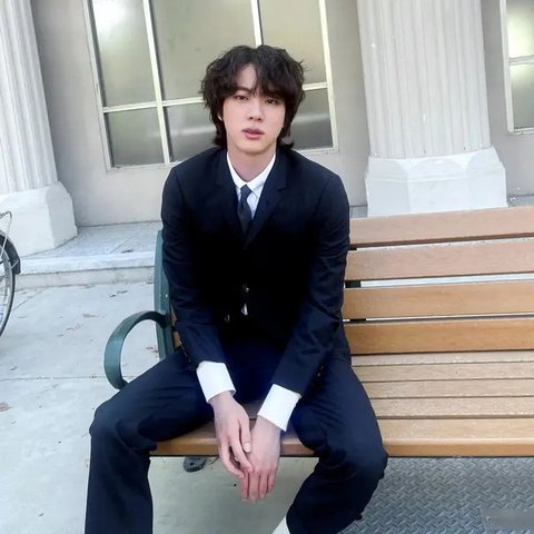 Cream Skin menjadi produk kecantikan pertama yang dikampanyekan oleh Jin BTS.