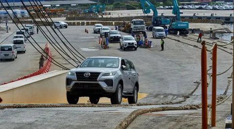 Toyota mampu mendistribusikan 15.400 unit kendaraan secara utuh atau completely built-up (CBU).