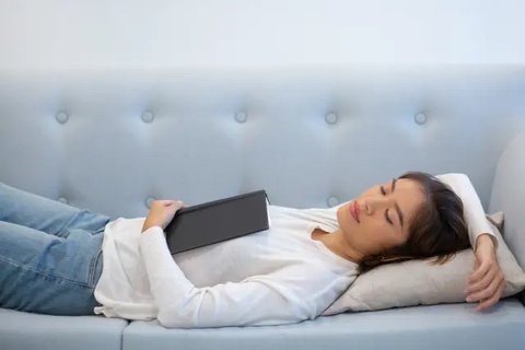 Ilustrasi Wanita Baru Bangun Tidur / Freepik by benzoix