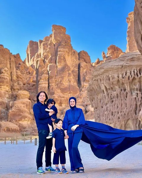 Cut Meyriska dan Roger Danuarta tengah berada di Timur Tengah. Setelah mengunjungi Dubai, kini mereka bertandang ke Al Ula. [@risiko cutratumey].