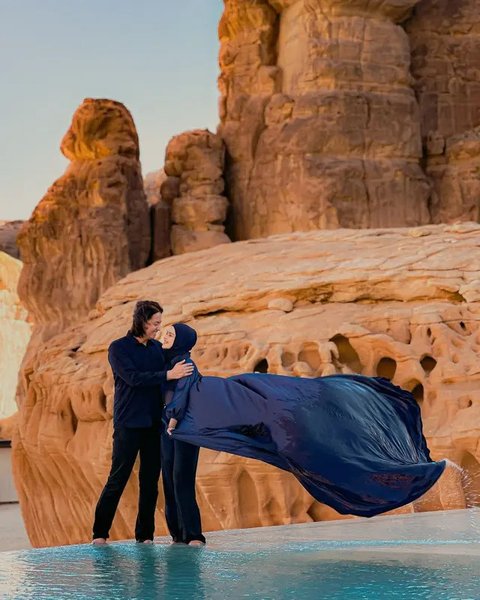 Tak sekedar berlibur, keluarga yang kerap dijuluki "keluarga good looking" ini melakukan beberapa sesi pemotretan yang langsung menarik perhatian. [@risiko cutratumey].