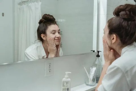 Ilustrasi moisturizer. (c) SHVETS production/Pexels.com
