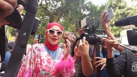 Venna Melinda di Pengadilan Agama Jakarta Selatan, Senin (14/10/2014). (Via M. Altaf Jauhar)