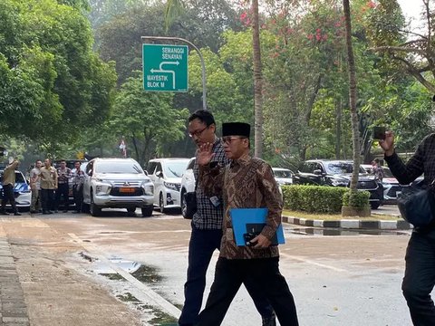 Politikus PAN Yandri Susanto hadir di Kertanegara saat Prabowo Subianto memanggil calon menteri di kabinet mendatang, disambut Sufmi Dasco Ahmad. (Liputan6.com/Hisyam Adyatma)