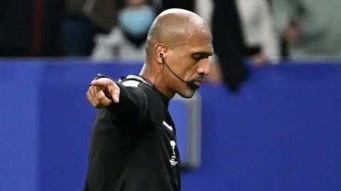 Manajer Timnas Indonesia U-22, Sumardji (tengah kanan) dikeroyok oleh official Timnas Thailand U-22 pada laga final SEA Games 2023 di Olympic Stadium, Phnom Penh, Kamboja, Selasa (16/05/2023)