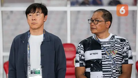 Manajer Timnas Indonesia U-22, Sumardji (tengah kanan) dikeroyok oleh official Timnas Thailand U-22 pada laga final SEA Games 2023 di Olympic Stadium, Phnom Penh, Kamboja, Selasa (16/05/2023)