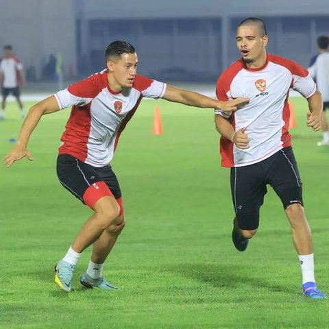 Pelatih Timnas Indonesia Shin Tae-yong (kanan) dan kiper Maarten Paes saat mengikuti konferensi pers jelang laga melawan China pada Senin (14/10/2024). STY ogah menganggep enteng duel kont