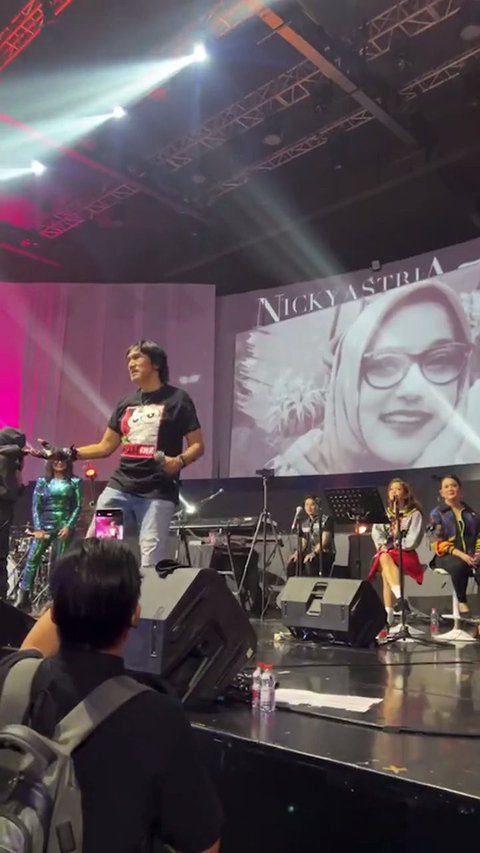 7 Potret Ikang Fawzi Manggung Setelah Kepergian Marissa Haque, Chiki Fawzi: Ayah Berusaha Professional