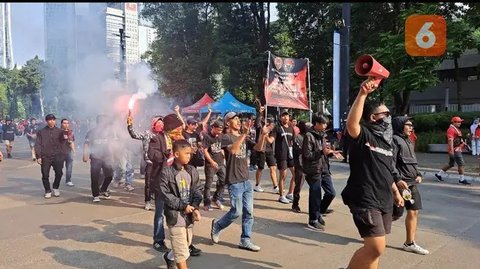 Suporter wanita bernyanyi saat Timnas Indonesia menghadapi Irak pada laga Grup F putaran kedua Kualifikasi Piala Dunia 2026 zona Asia di Stadion Utama Gelora Bung Karno (SUGBK), Senayan, Jaka
