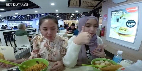 Momen Marshanda dan Ben Kasyafani Bersama, Temani sang Anak Nonton Konser di Singapura