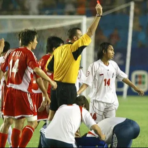Bek kiri Timnas Indonesia, Alexander Pulalo mendapatkan kartu merah dalam laga fase grup Piala Asia 2004 melawan sang tuan rumah, Timnas China. Garuda kalah 0-5 dalam laga itu. (AFP/Frederic