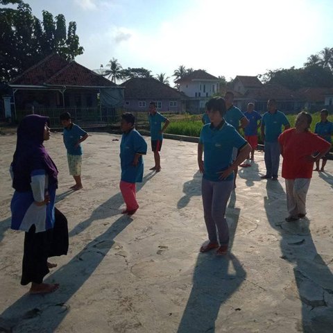 Kegiatan senam di Yayasan Graha Berdaya Desa Tambakbaya Kuningan