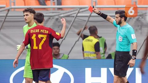 Wasit Omar Al Ali (kanan), memberikan kartu merah kepada kiper Timnas Spanyol U-17, Raul Jimenez (kiri), setelah menjatuhkan pemain Jerman U-17, Bilal Yalcinkaya, saat pertandingan perempat f