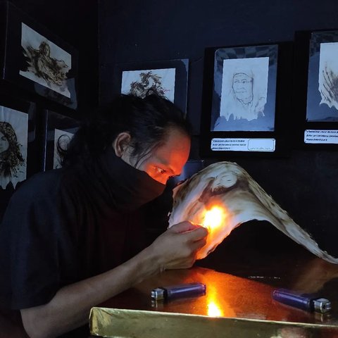 Pelukis pakai korek api di Bekasi