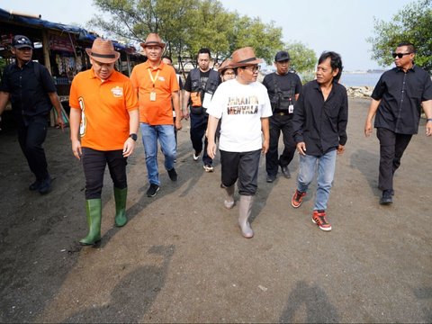 FOTO: Gaya Pramono Tanam Mangrove Bareng Slank di Pesisir Jakarta