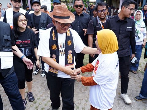 FOTO: Gaya Pramono Tanam Mangrove Bareng Slank di Pesisir Jakarta