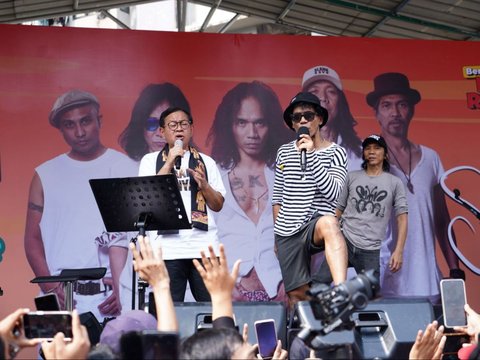 FOTO: Gaya Pramono Tanam Mangrove Bareng Slank di Pesisir Jakarta