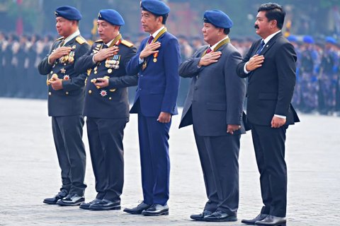 Semua Jenderal Bintang Empat Berdiri Gagah Temani Jokowi