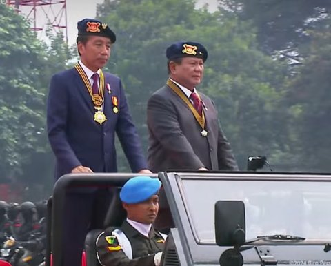 Jokowi dan Prabowo Pakai baret brimob naik Maung
