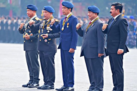 Semua Jenderal Bintang Empat Berdiri Gagah Temani Jokowi