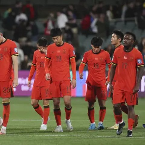 Ekspresi kecewa pemain China setelah kalah dari Australia pada laga lanjutan Grup C Kualifikasi Piala Dunia 2026 yang berlangsung di Adelaide Oval, Adelaide, Australia, Kamis (10/10/2024). (A