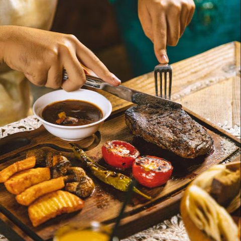 Steak Meltique: Delikasi Kuliner atau Risiko Kesehatan?
