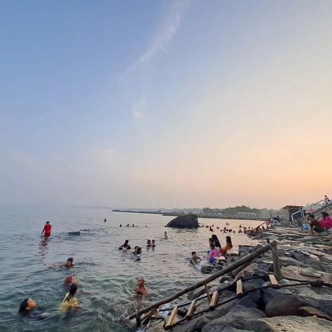 Terapi air panas di Pantai Boom Lampung Selatan